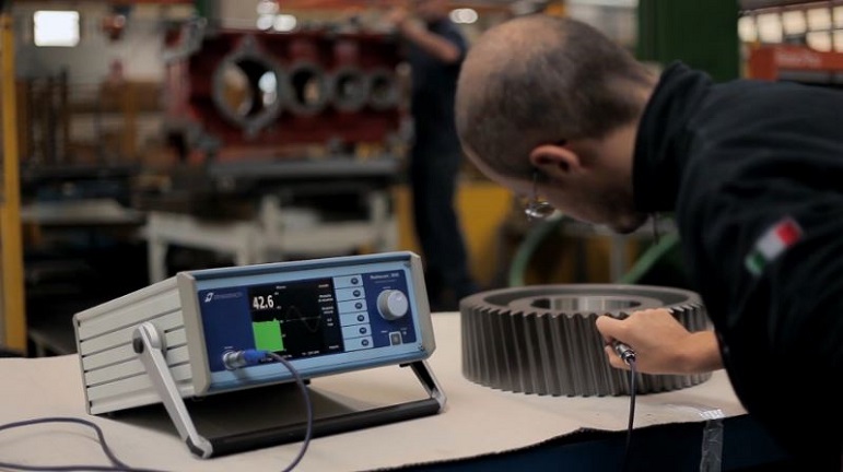 Ein Techniker STM überprüft ein Getriebe Ein Techniker STM überprüft ein Getriebe